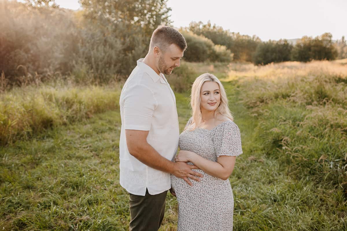 Seattle Maternity Photographer. Kastle H Photography LLC. Jennifer and Dan. Nakashima Heritage Barn Trailhead Arlington, WA