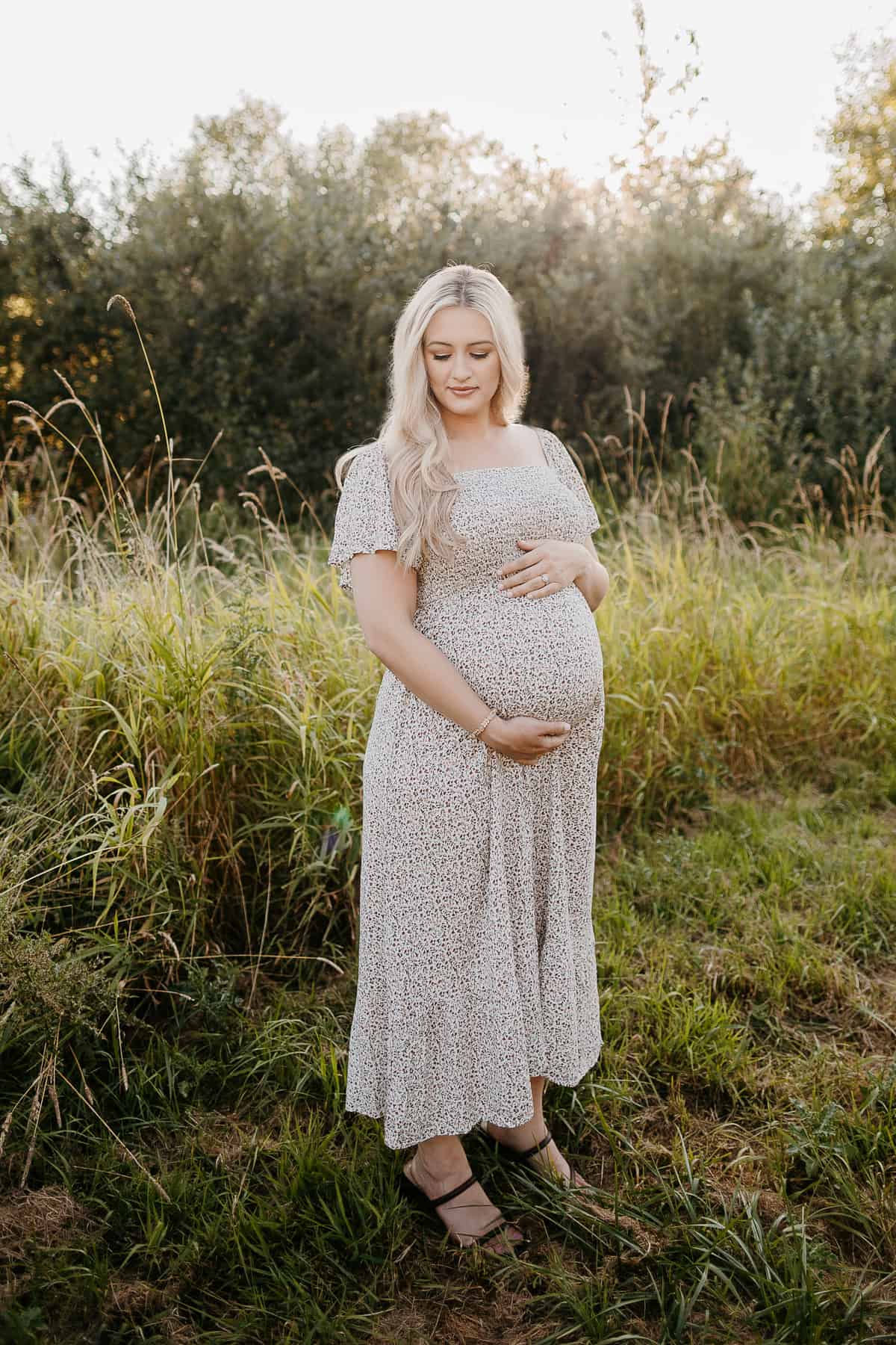 Seattle Maternity Photographer. Kastle H Photography LLC. Jennifer and Dan. Nakashima Heritage Barn Trailhead Arlington, WA