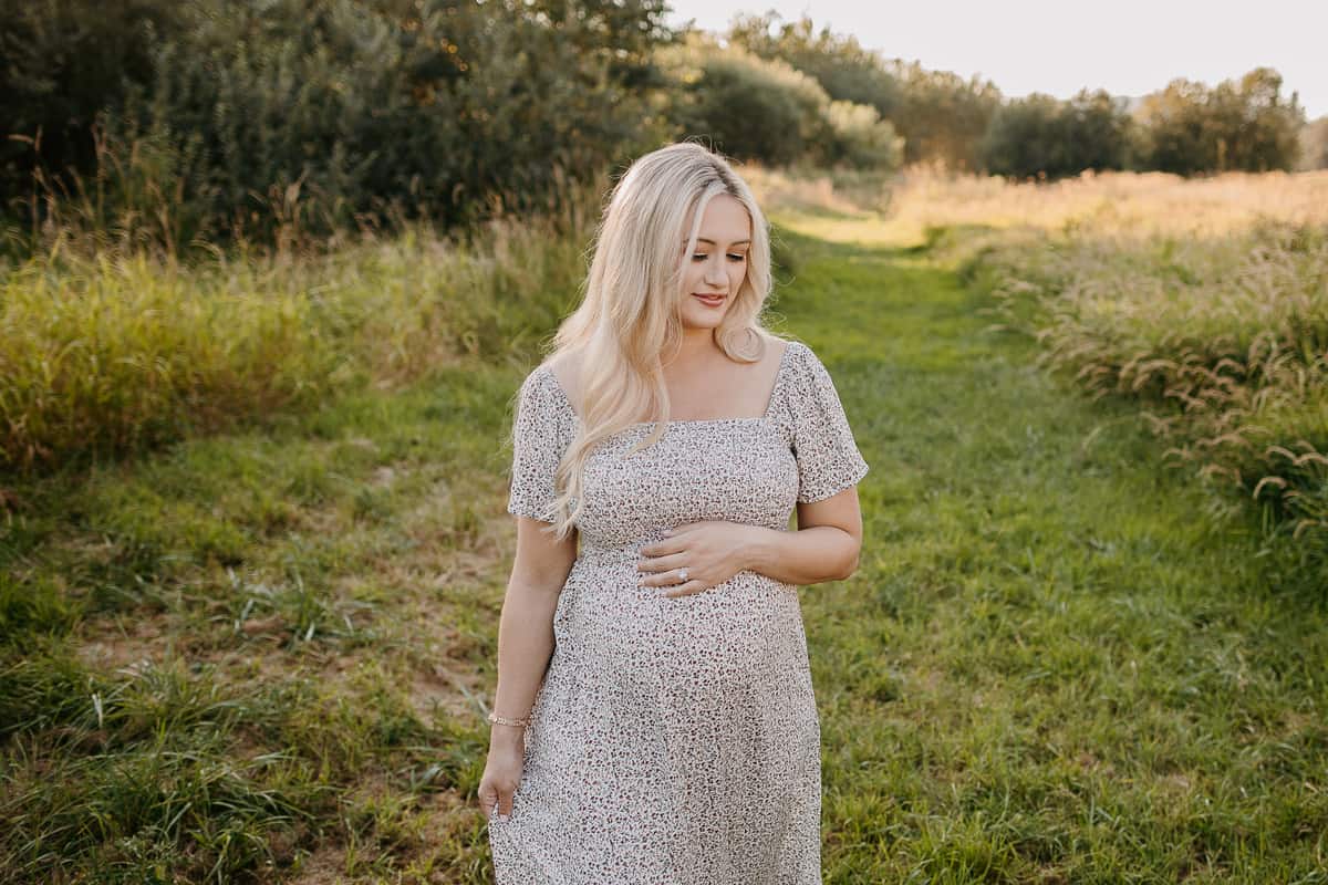 Seattle Maternity Photographer. Kastle H Photography LLC. Jennifer and Dan. Nakashima Heritage Barn Trailhead Arlington, WA