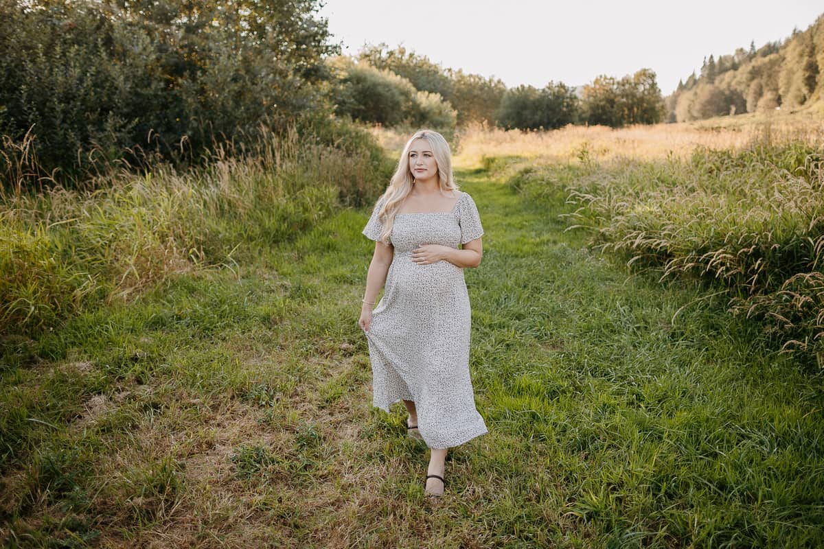 Seattle Maternity Photographer. Kastle H Photography LLC. Jennifer and Dan. Nakashima Heritage Barn Trailhead Arlington, WA