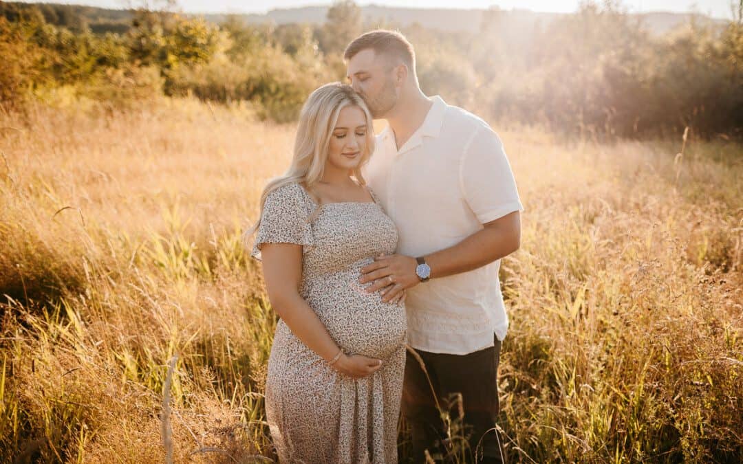 Seattle Maternity Photographer. Kastle H Photography LLC. Jennifer and Dan. Nakashima Heritage Barn Trailhead Arlington, WA