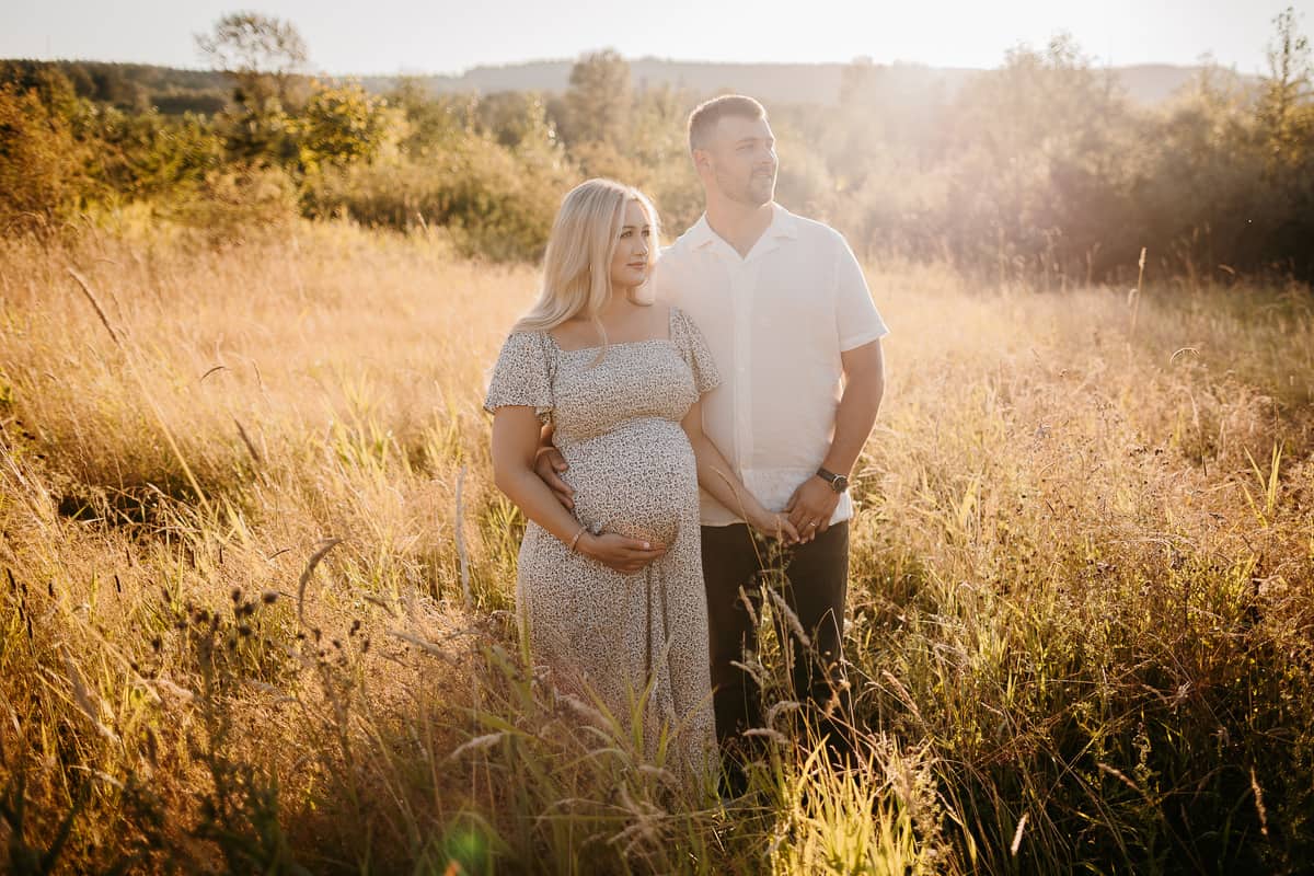 Seattle Maternity Photographer. Kastle H Photography LLC. Jennifer and Dan. Nakashima Heritage Barn Trailhead Arlington, WA