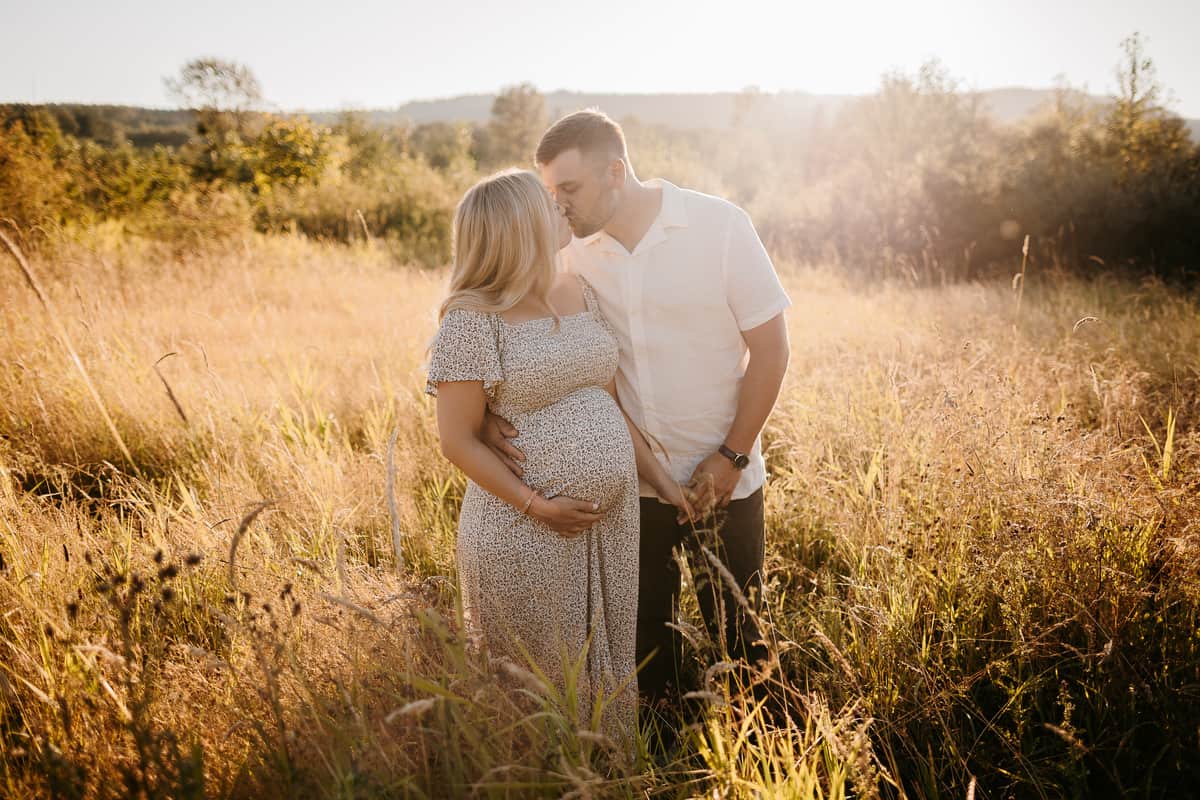 Seattle Maternity Photographer. Kastle H Photography LLC. Jennifer and Dan. Nakashima Heritage Barn Trailhead Arlington, WA