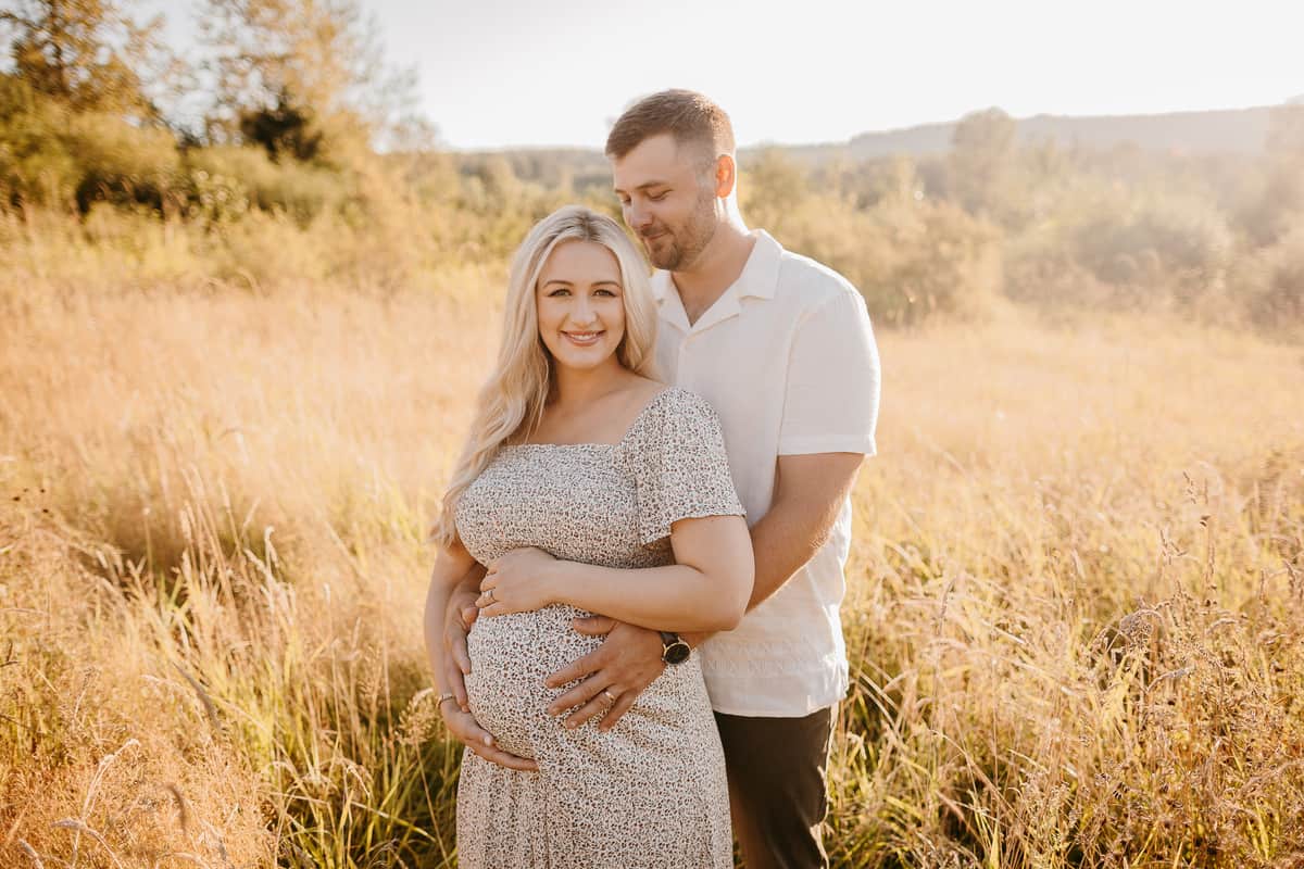 Seattle Maternity Photographer. Kastle H Photography LLC. Jennifer and Dan. Nakashima Heritage Barn Trailhead Arlington, WA