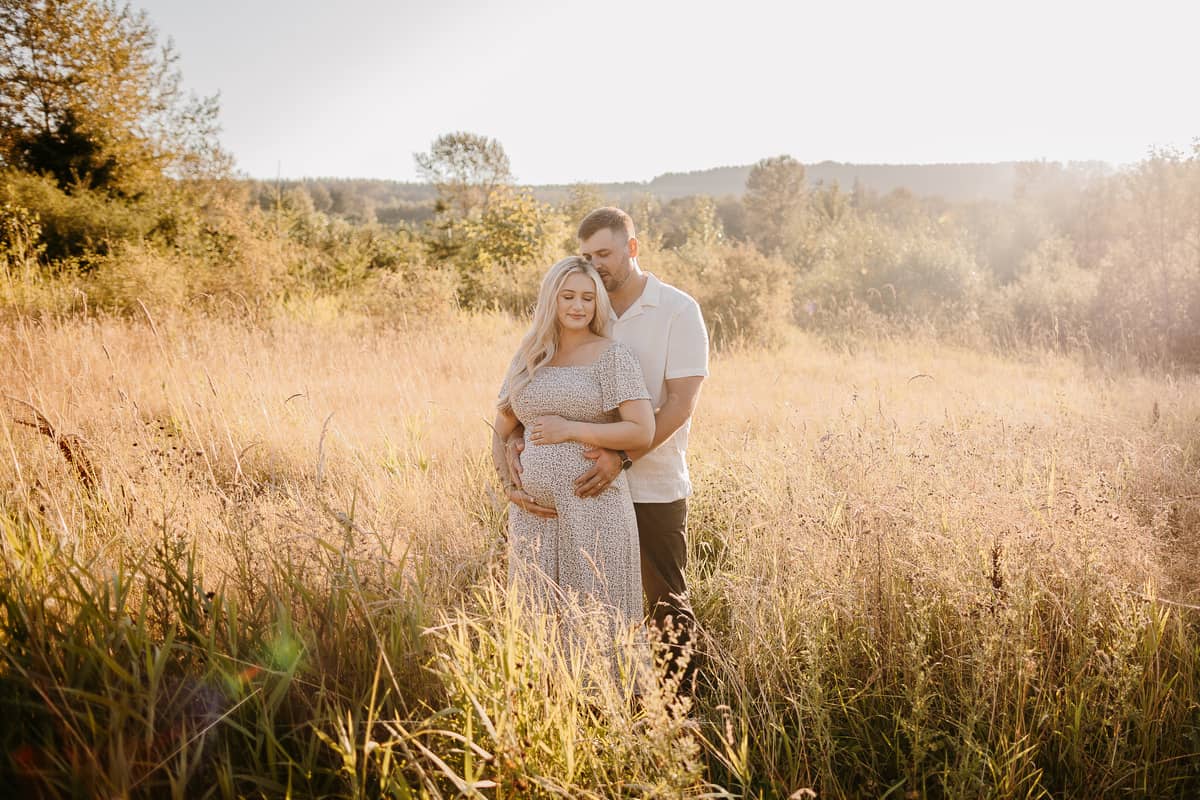 Seattle Maternity Photographer. Kastle H Photography LLC. Jennifer and Dan. Nakashima Heritage Barn Trailhead Arlington, WA