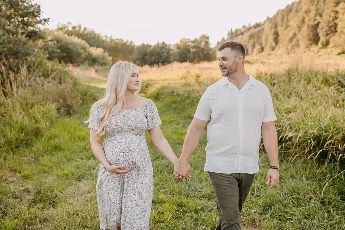 Seattle Maternity Photographer. Kastle H Photography LLC. Jennifer and Dan. Nakashima Heritage Barn Trailhead Arlington, WA