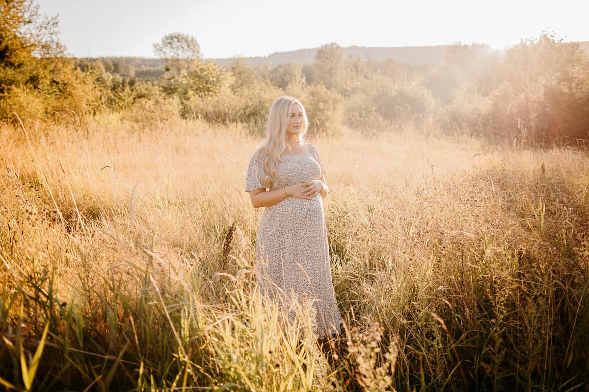 Seattle Maternity Photographer. Kastle H Photography LLC. Jennifer and Dan. Nakashima Heritage Barn Trailhead Arlington, WA