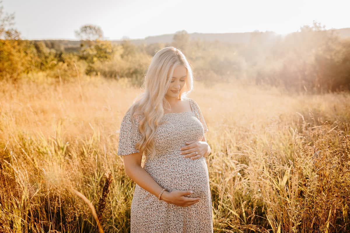 Seattle Maternity Photographer. Kastle H Photography LLC. Jennifer and Dan. Nakashima Heritage Barn Trailhead Arlington, WA