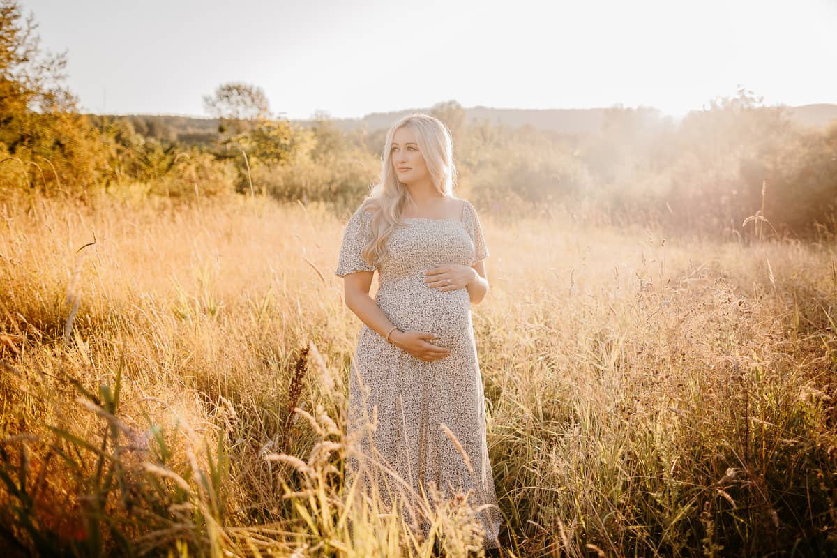 Seattle Maternity Photographer. Kastle H Photography LLC. Jennifer and Dan. Nakashima Heritage Barn Trailhead Arlington, WA